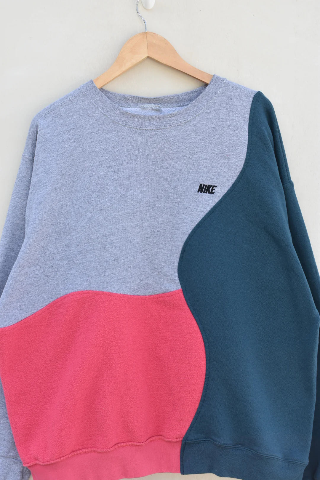 MEZOTER Colorblock Wave Crewneck Sweatshirt – Modern Unisex Streetwear Pullover