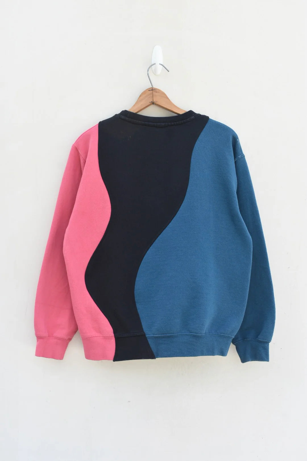 MEZOTER Colorblock Wave Sweatshirt – Trendy Unisex Pullover for Streetwear Style