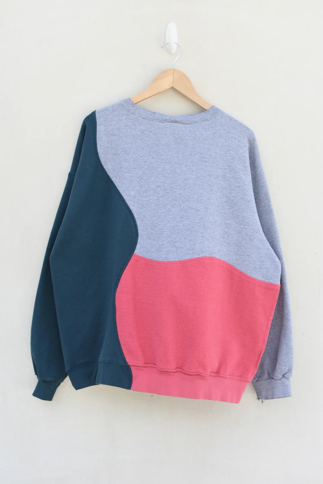MEZOTER Colorblock Wave Crewneck Sweatshirt – Modern Unisex Streetwear Pullover